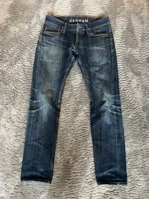 Denham Selvedge Jeans - Snygga Selvedge jeans från Japansk märke Denham med slitningar och tvättade detaljer. W29 L32. 