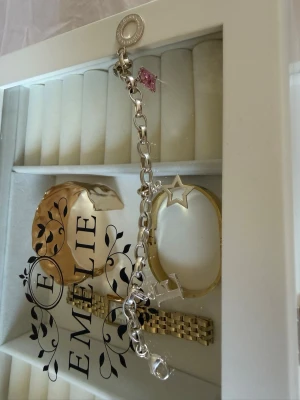 Thomas sabo armband i silver - Thomas sabo armband i silver med tillkommande berlocker om man man vill ha dem också. En utav berlockerna har även initialen e för dem som är intresserade utav den. Annars går det att bara köpa kedjan eller bara någon utav berlockerna ifall man inte är intresserad av alla. Kedjan kostar 500 men vill man köpa nån av berlockerna får man skriva det så lägger jag upp en annons för dem. Isåfall kommer jag sälja dem runt 200 styck.