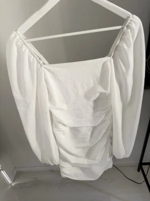 Vit klänning från Nelly - Vit klänning från Nelly i small. Perfekt som student klänning.