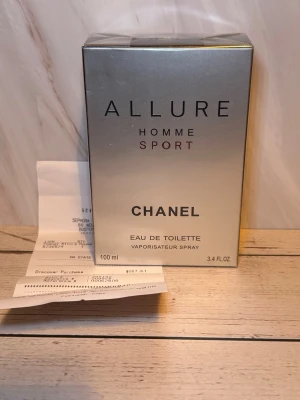 Chanel Allure Homme Sport EdT 100ml - Chanel Allure Homme Sport Eau de Toilette är en maskulin parfym i en stilren silverfärgad rektangulär flaska. Doften är fräsch och sportig, perfekt för dig som gillar exklusiva och moderna parfymer. Förpackningen har en lyxig känsla och rymmer 100 ml.