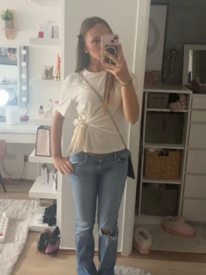 krämvit knytblus  - Tröjan säljs då den inte kommer till användning längre. Den är i jättebra skick och är en jättegullig blus som gör att både klä upp och ner.