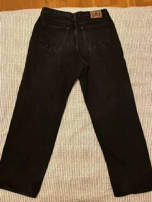 Svarta jeans Sweet Sktbs - Säljer ett par svarta baggy jeans från Sweet Sktbs. De har ett litet limmärke från en patch vid framfickan, men det går att tvätta bort ännu mer. Lite slitet på framsidan, men annars i gott skick. De är för korta för mig som är 174.