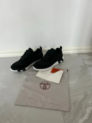 H skor - Säljer dessa fina nya skorna som är helt oanvända pågrund av att dom inte passar. Skorna hade också kunnat passa 43,5 och för frågor så är det bara att skriva✌️✍️