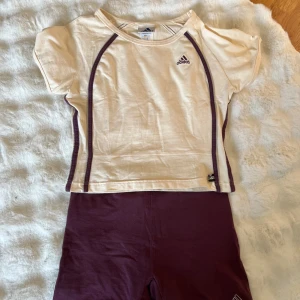 Träningsset från Adidas - Träningsset från Adidas står stl L men är bra i storlek för mig som har xs-s. Shortsen är tajta och perfekt för träning eller en aktiv vardag. Det är en tröja och ett par shorts man kan också såklart köpa bara tröjan eller bara shortsen, knappt använda så väldigt bra skick. Hör av er om frågor, pris går att diskutera!❤️