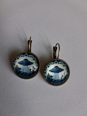 Guldörhängen med vita pärlor - Snygga örhängen i guldfärgad metall med vita pärlor. Klassisk design med rund form på pärlorna och enkel krok för att hänga i örat. Perfekta för dig som gillar stilrena accessoarer med en elegant touch.