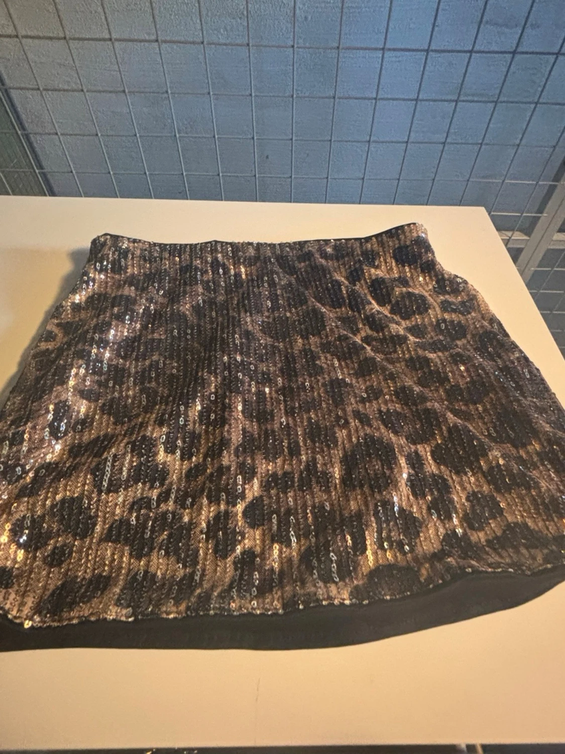 Glittrig leopardmönstrad kjol