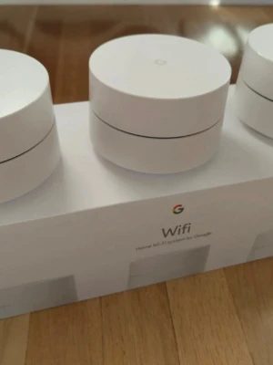 Google Wifi mesh-router 3-pack - Säljer ett Google Wifi mesh-router 3-pack i vitt. Ingår tre runda enheter med tillhörande strömadaptrar och kablar. Perfekt för att få stabilt wifi i hela hemmet. Smidig installation via app och snygg, minimalistisk design i plast.