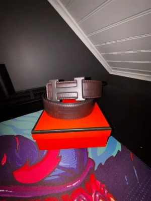 H bälte - Nytt unikt H bälte kmr med låda och kvitto