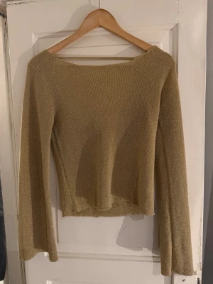Glittrig topp - Guldglitter topp med öppen rygg! 