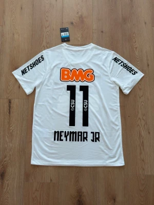 Santos FC Neymar JR retro fotbollströja - Helt oanvänd med tags kvar och påse. Storlek Medium. Skriv privat för fler bilder eller vid funderingar!