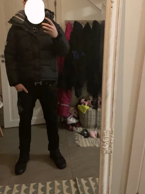 Svart dunväst med huva - Snygg svart dunjacka som går att göra till dunväst,bra för kylan o riktigt skön. Den svarta jackan är enkel att matcha