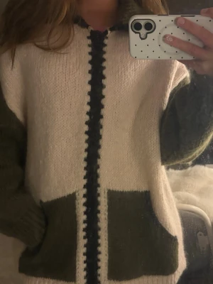 Zara kofta - Sååå eftertraktad kofta från Zara! Brukar vanligtvis ha xs/s och är 167!💗 Lämna gärna prisförslag!!