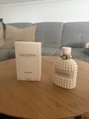 Valentino Uomo Born In Roma EdT - Valentino Uomo Born In Roma, är helt ny, använde den tre sprut 