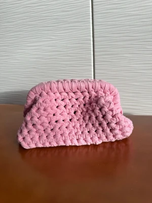 Handvirkad clutchbag - Handvirkad clutch väska, perfekt till skolan, fritid eller att ha som necessär. 100% återvunnet garn.