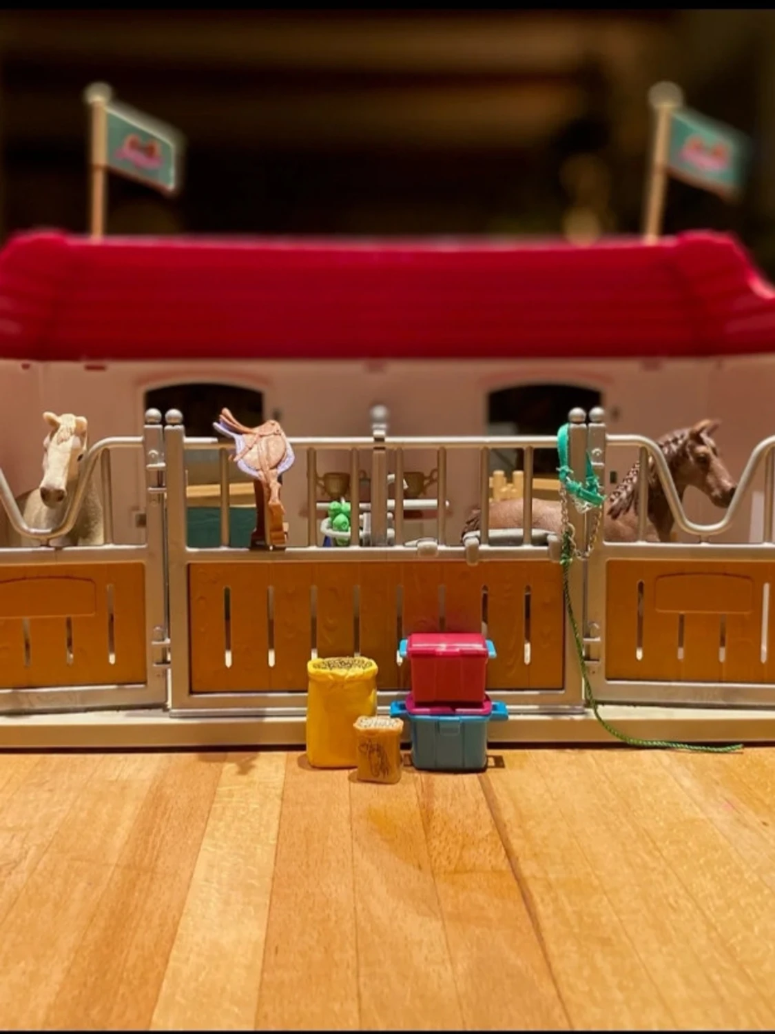 Leksaksstall med hästar och ryttare - 1