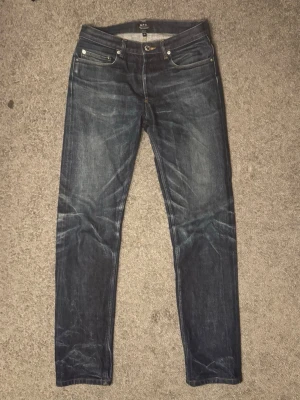A.P.C Selvedge Jeans - Tja säljer nu ett par A.P.C jeans i storlek W28 för endast 599kr! Pris är ej hugget i sten, hör av er i dm vid funderingar 🙌