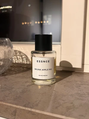 ESSNCE Drunk Apple Pie - Kryddig parfym med doft av äppelpaj. Har förvarats svalt och mörkt i garderob.