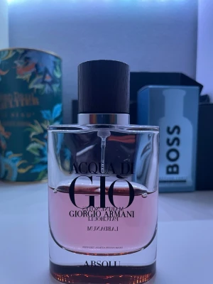 Acqua di Giò Absolu EdP från Armani - Mängd enligt bild, kan sälja samples eller byta parfym. Kom om du har minsta lilla fråga! Checka gärna in min profil för kläder och parfym!📦