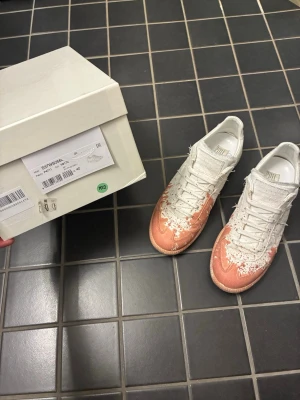 Maison Margiela skor - Säljer dessa fina och välskötta maison margiela skor för ett otroligt bra pris. De är äkta. Passar perfekt nu inför vår och sommar! (ALLT PÅ BILDER MEDFÖLJER)