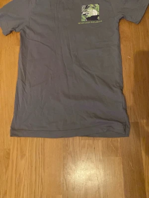 Grå t-shirt från The North Face - Snygg grå t-shirt från The North Face skön att chilla hemma och bara 100 kr 