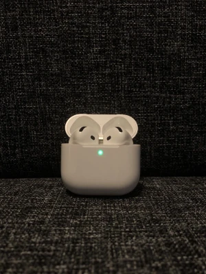 Apple AirPods 4 (har kvitto) - Trådlösa Apple AirPods 4 i vit färg. Jag säljer de eftersom jag har fått AirPods Max och jag har kvitto för de. Perfekta för musik, samtal och träning tack vare smidig passform 