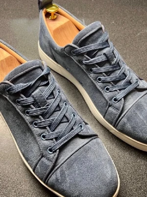 Blå loubs - Snygga sneakers i blå mocka med matchande blå skosnören och vit sula. Klassisk låg modell med rund tå och diskreta sömmar för en clean look. Perfekta för dig som gillar stilrena och bekväma skor till vardags. Storlek 44. Pris ej hugget i sten.