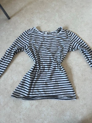 Randig långärmad  - Fin långärmad med randigt mönster.   Om man vill ha fler bilder på plagget (på eller andra vinklar) är det bara att säga till så fixar jag det. Den är i bra skick och passformen är perfekt 