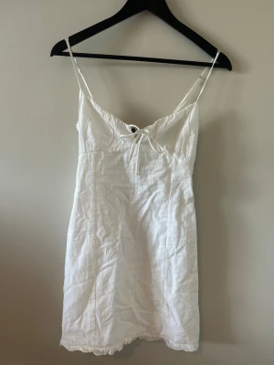 Vit kort sommarklänning med broderi - Söt miniklänning som är i nyskick 💞💞xs/s