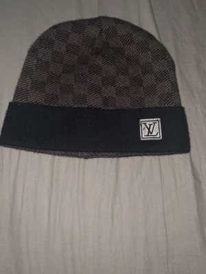 En snygg svart mössa som är riktig skön och snygg - Snygg svart mössa som är riktig skön och snygg som alla kan ha