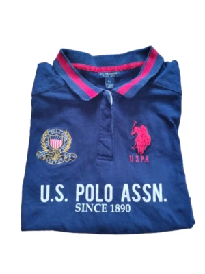 Polo Assn Piké Shirt XL Blue Short Sleeve Slim Fit Cotton - Säljer en Polo Assn Piké som knappt är använd. Tröjan är XL men hade passat bra på någon som är L. Väl behandlad tröja.                                                            Skickas samma dag som den säljs innan 18:00✅ Priset kan diskuteras👍 Våga ställa frågor😁