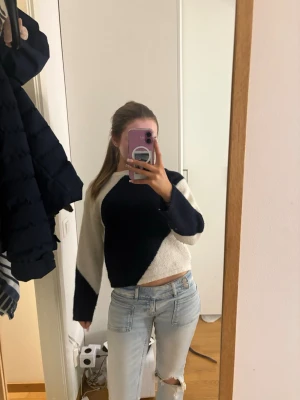 Svartvit stickad tröja med diagonal mönster - Säljer en cool stickad tröja med svart och vit diagonal design. Tröjan har rund hals och långa ärmar, perfekt för att ge din outfit en modern touch. Materialet är mjukt och bekvämt, och den är lite kortare i modellen.