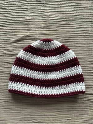 Virkad mössa - Egentillverkad virkad mössa i vitt och vinrött garn. Tvättas i max 30 grader