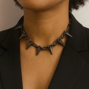 Chunky halsband med spikes i silver - Riktigt edgy halsband med stora kedjelänkar och rejäla silverfärgade spikes runt om. Perfekt statement piece för dig som gillar alternativ stil. Justerbar längd med karbinhake. Metallfinish som ger en cool vibe.
