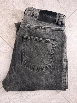 Grå jeans från Grunt - Snygga grå jeans från Grunt i en klassisk modell. || W27 || Jeansen har en rak passform och en riktigt snygg tvätt. Perfekta för dig som gillar en tidlös och avslappnad stil. Bra skick, lite slitna längst ned vid benslutet. 