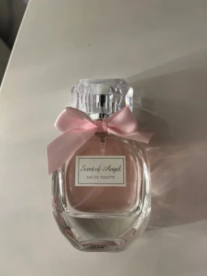 Parfym - Tjusig parfym i doften scented angel. Luktar väldigt blommigt och fräscht