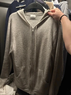 Ljusgrå cashmere hoodie John Henric - Mjuk och lyxig ljusgrå hoodie i 100% cashmere från John Henric. Dragkedja framtill, två fickor och klassisk huva. Perfekt för en chill och stilren look. Nypriset ligger runt 2600. Kom privat vid funderingar eller fler bilder!😀✌️priset är ej hugget i sten🤗