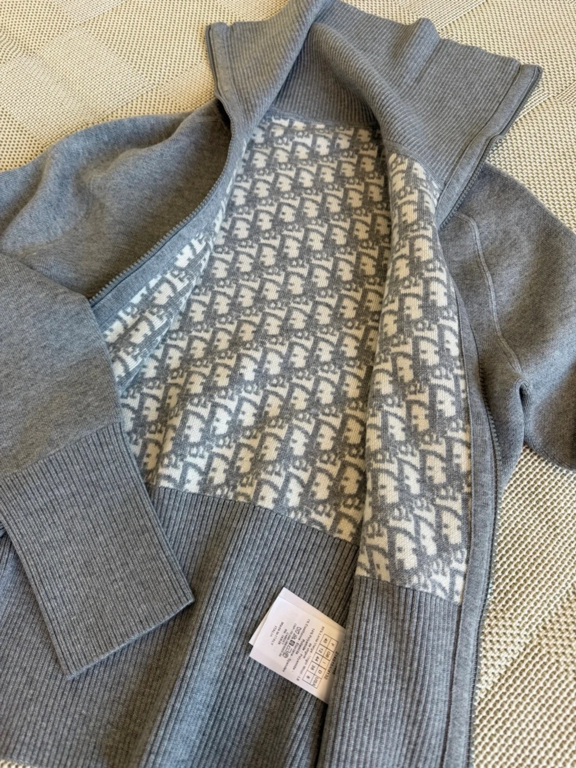 Grå kofta med mönster och dragkedja - 1