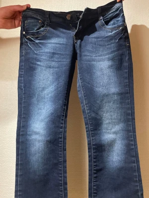 Blå lågmidjade bootcut jeans  - Mörkblå bootcut jeans i fint skick! 