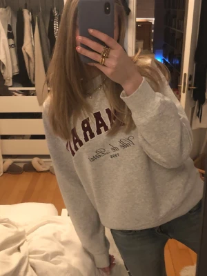 Tröja  - Säljer en grå tröja från hm som det står le marais på. Den är S och är skön och snygg till allt💗