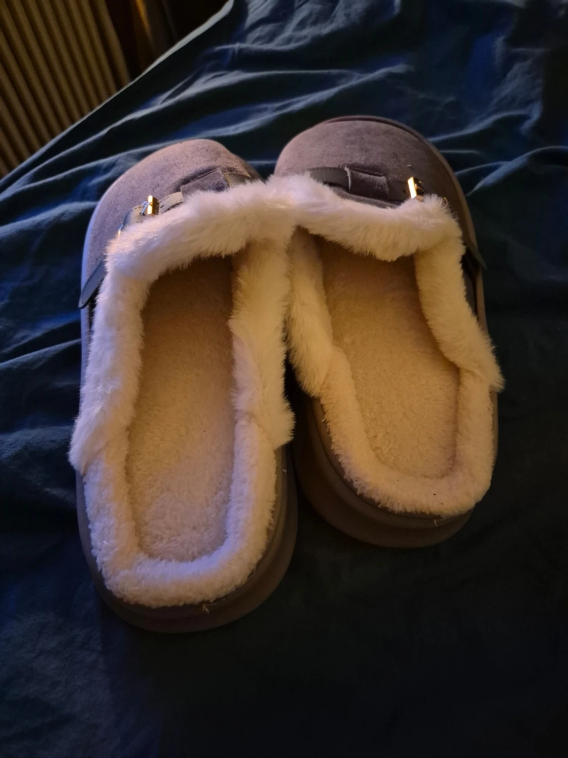 Gråa tofflor med fuskpäls och spänne - 3