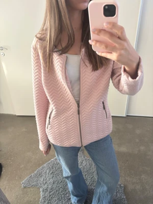 Ljusrosa cardiganjacka  - Säljer en ljusrosa cardiganjacka. Passar dig som har storlek S-L
