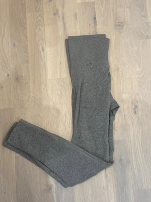 grå leggings - bra skick 