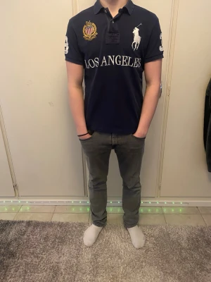 Polo Ralph lauren piké - Riktigt snygg mörkblå Ralph lauren piké. Bra kvalité och sitter skönt och bra. Ända defekten är två små hål på höger axel men svårt att se när man inte tänker på det!