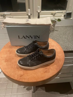 Lanvin cap toe  - Tjena! Säljer ett par gråa  lanvins | 8/10 skick | de är uk 9 (43) | tillbehör : allt og (box, 2st dustbag och extra snören | kom dm för fler funderingar! 
