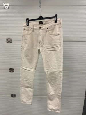 Lee Luke Vita  - Ett par slim jeans från LEE modell Luke i bra skick (nån liten fläck inte testat tvättat). Storlek 32/32 passar mer 31/32! Hör av er vid frågor! 