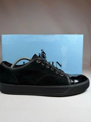 Lanvin - Säljer nu dessa tvär veta Lanvins med og box. Skorna är lite använda men fortfarande i mycket bra skick. Skriv vid frågor eller pris😊