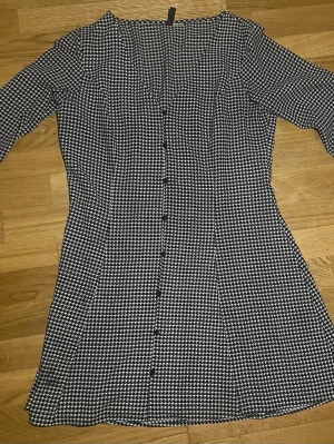 Kort Klänning - Rutig Kort Klänning. Storlek 38. Köpt på H&M. Bra Skick.