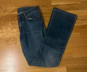 Blå bootcut jeans i denim - Ett par klassiska blå low/mid waist  bootcut jeans från Levi’s                                          Använt 2-3 gånger