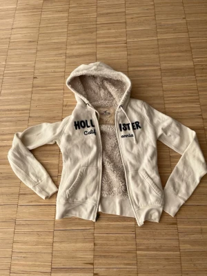 Hollister hoodie  - Super snygg fodrad vintage hollister hoodie i storlek S. Fodret är i helt nytt skick, samt väldigt mjukt. Priset är diskuterbart vid snabb affär!
