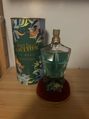 Jean Paul Gaultier Le Beau Paradis - Jean Paul Gaultier Le Beau Paradis Garden är en parfym i en unik, kroppformad glasflaska med turkosgrön vätska. Flaskan har gulddetaljer och kommer i en dekorativ, tropiskt mönstrad förpackning. Perfekt för dig som gillar snygg design och fräscha dofter. Nästan helt ny bara använd typ 7 gånger. 